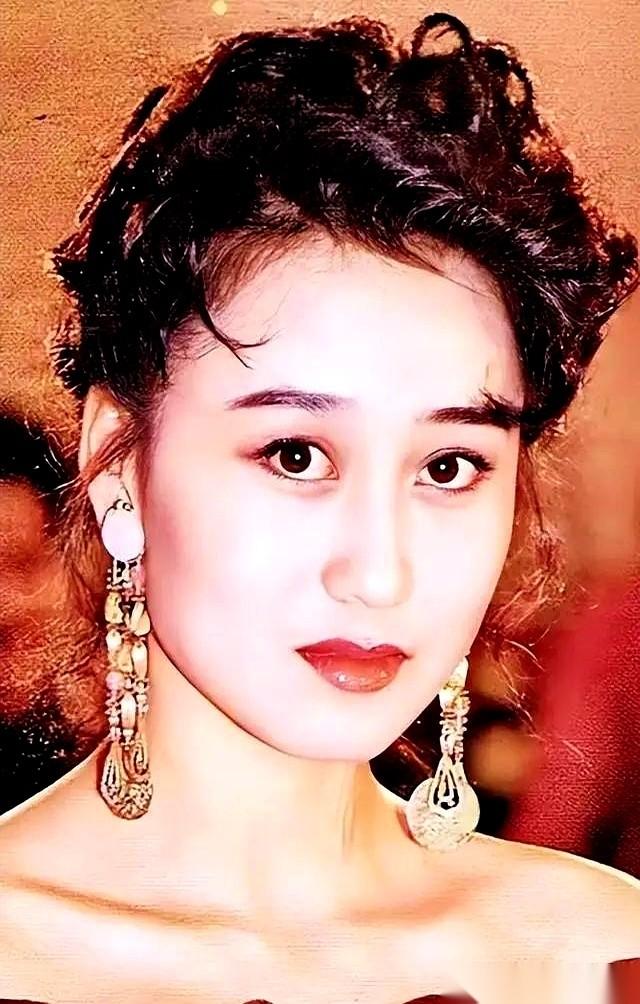 1987年的香港片场，留下一段网传至今的扎心旧事。随着导演指令，当时已是圈内“大