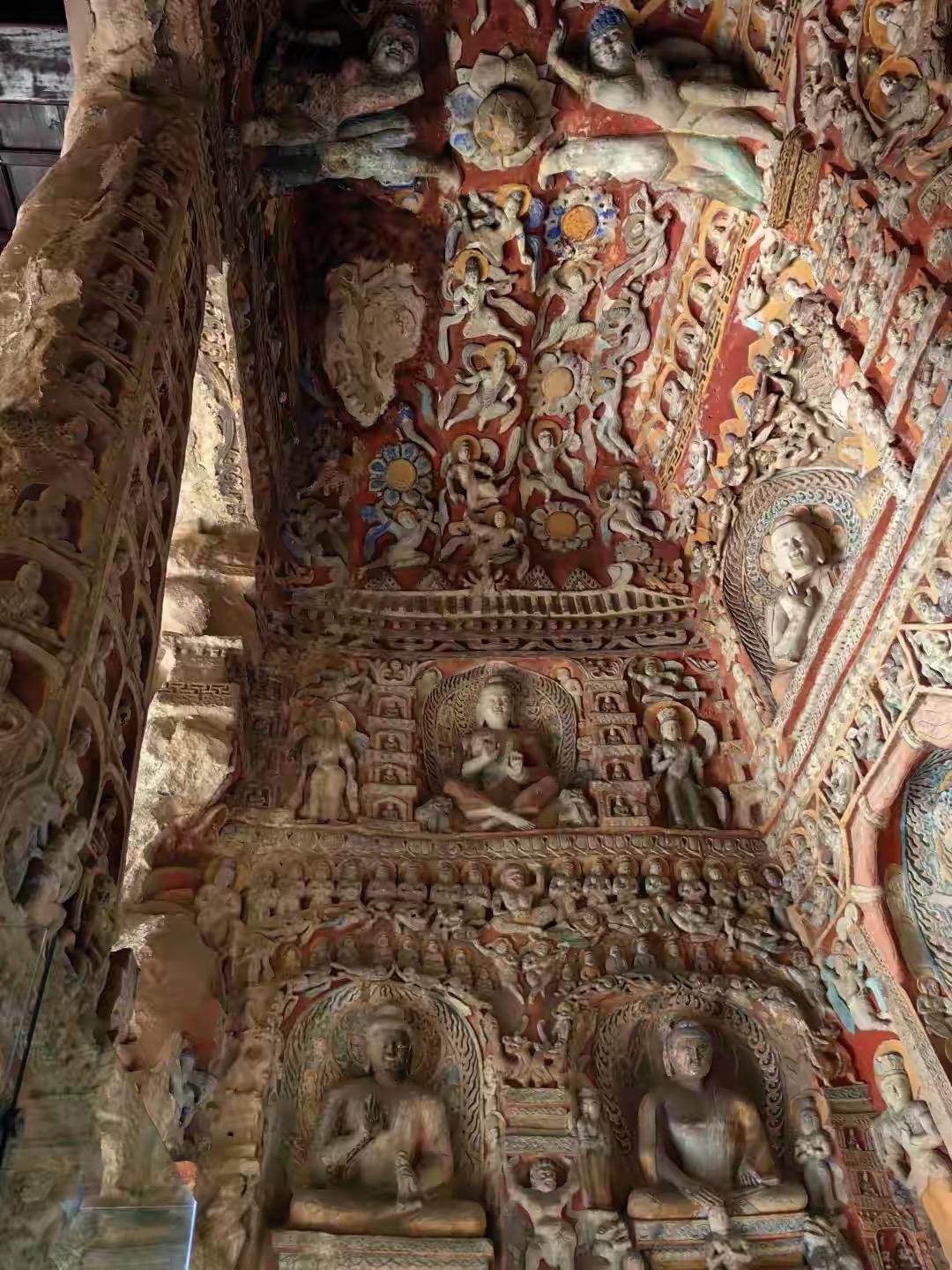 壁画寻寺庙，
松声绕草堂。
横批：《壁画与松声》