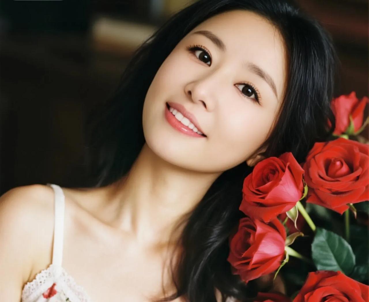 都说岁月，
会善待温柔的人，
可现实是，
你的温柔要带锋芒，
才有人珍惜，
真心