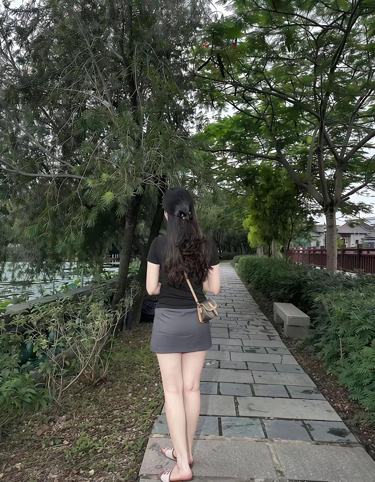 林间小路长，
清晨漫步量。
怡心空气好，
锻炼益健康。