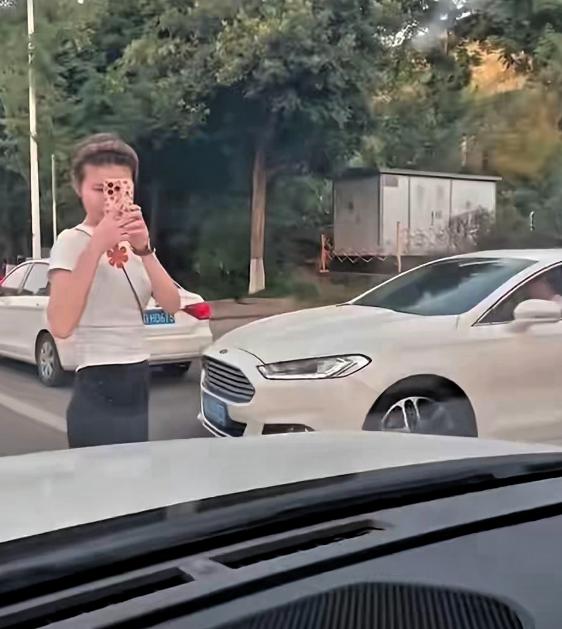 为抢一个车位把自己送进拘留所，重庆这名女子的账，算得太亏了。

7月21日19时