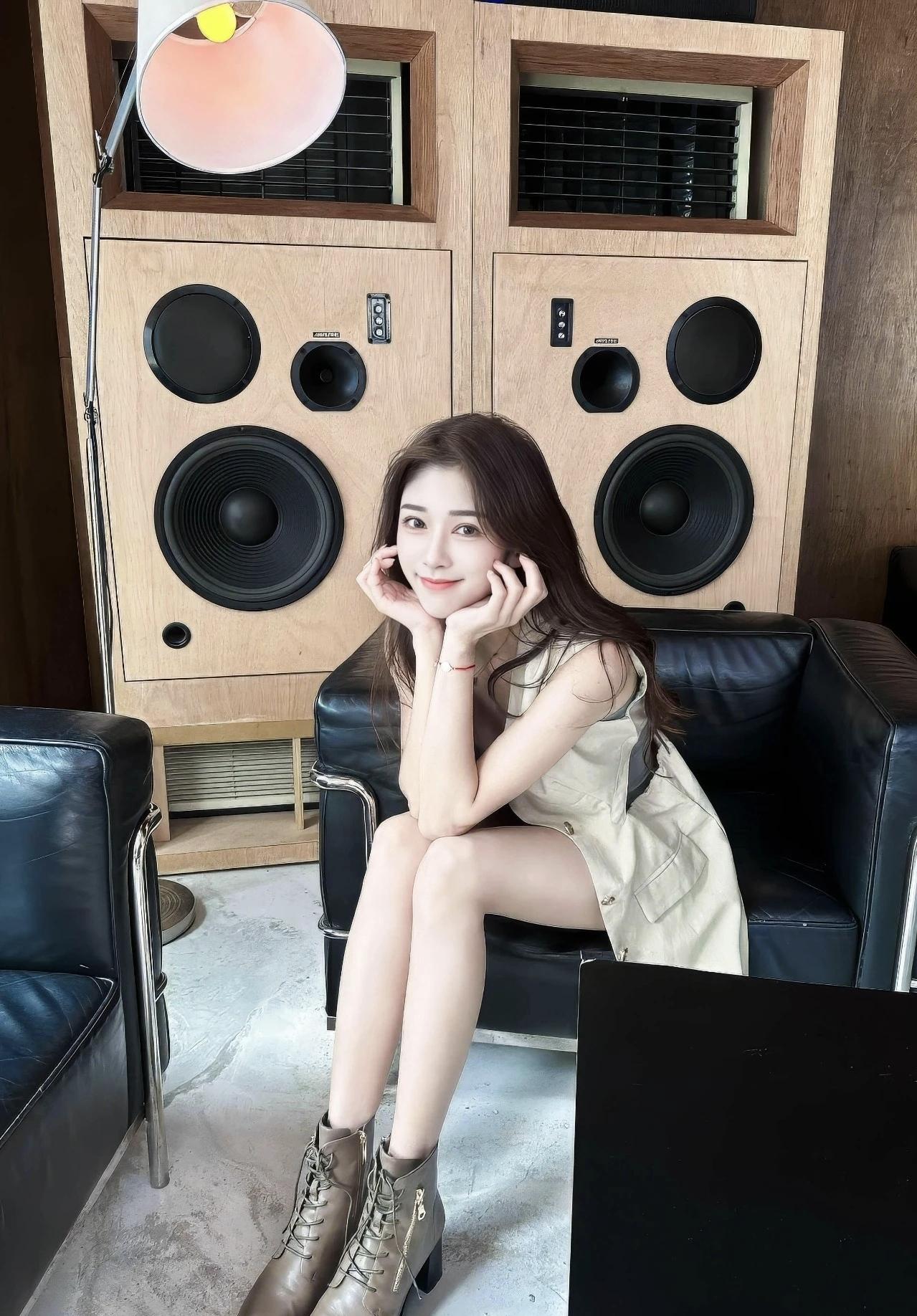 在影音室被音乐氛围包裹的午后，慵懒与氛围感撞个满怀，耳机里的旋律不如现场的声场来