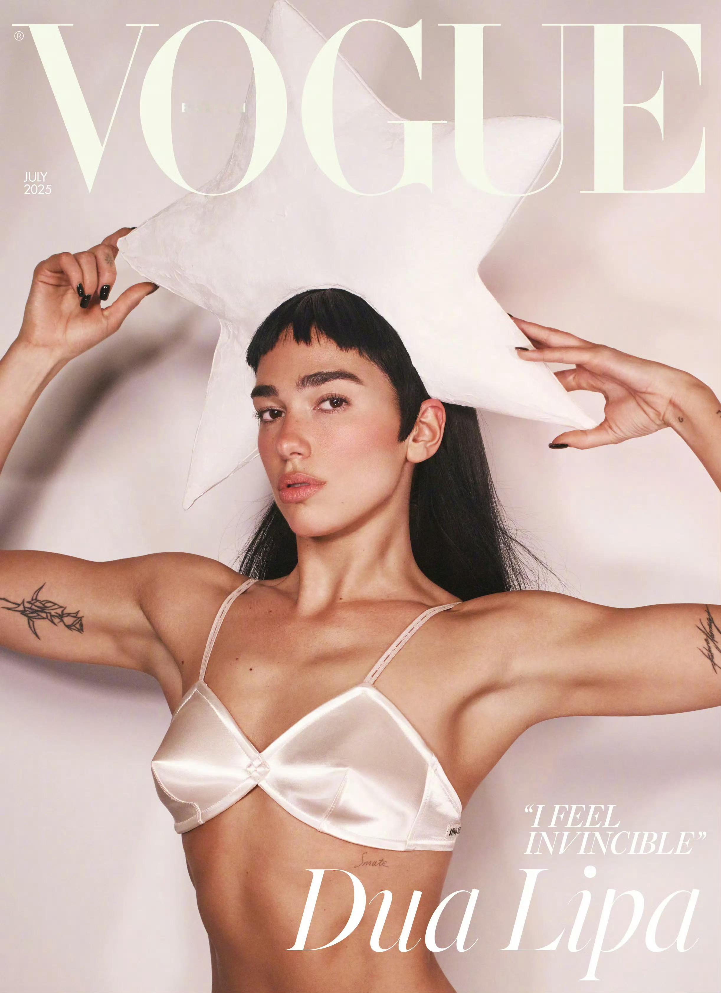 Dua Lipa 身着 Miu Miu 登上《VOGUE》英国版2025年7月刊