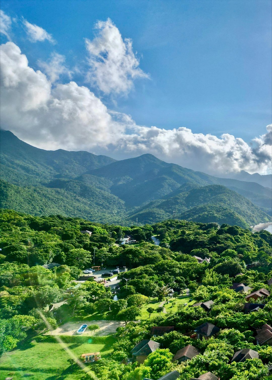 读完《雨》，仿佛自己也置身于那片终年被雨幕笼罩的神秘土地，被书中氤氲的湿气和深沉