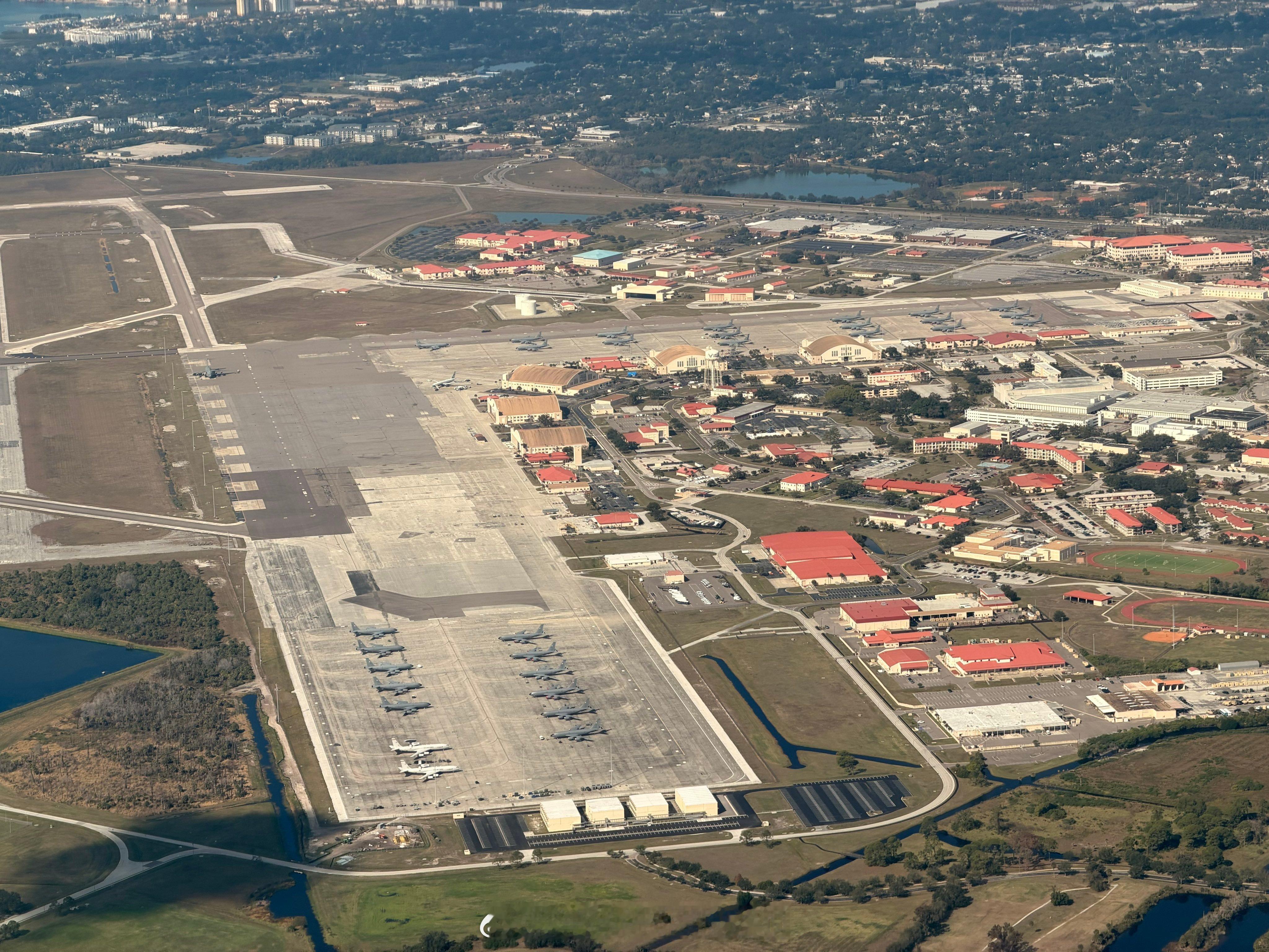 美国佛罗里达州坦帕的MacDill空军基地现在聚集了不少KC-135R加油机，加