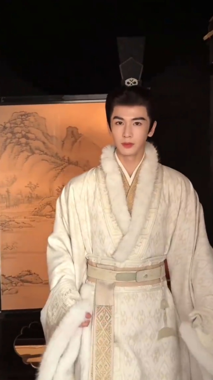 张凌赫萧厉张凌赫定妆花絮来了，全新的张凌赫，丰神俊朗好冷峻的眉眼，上位者的压迫感