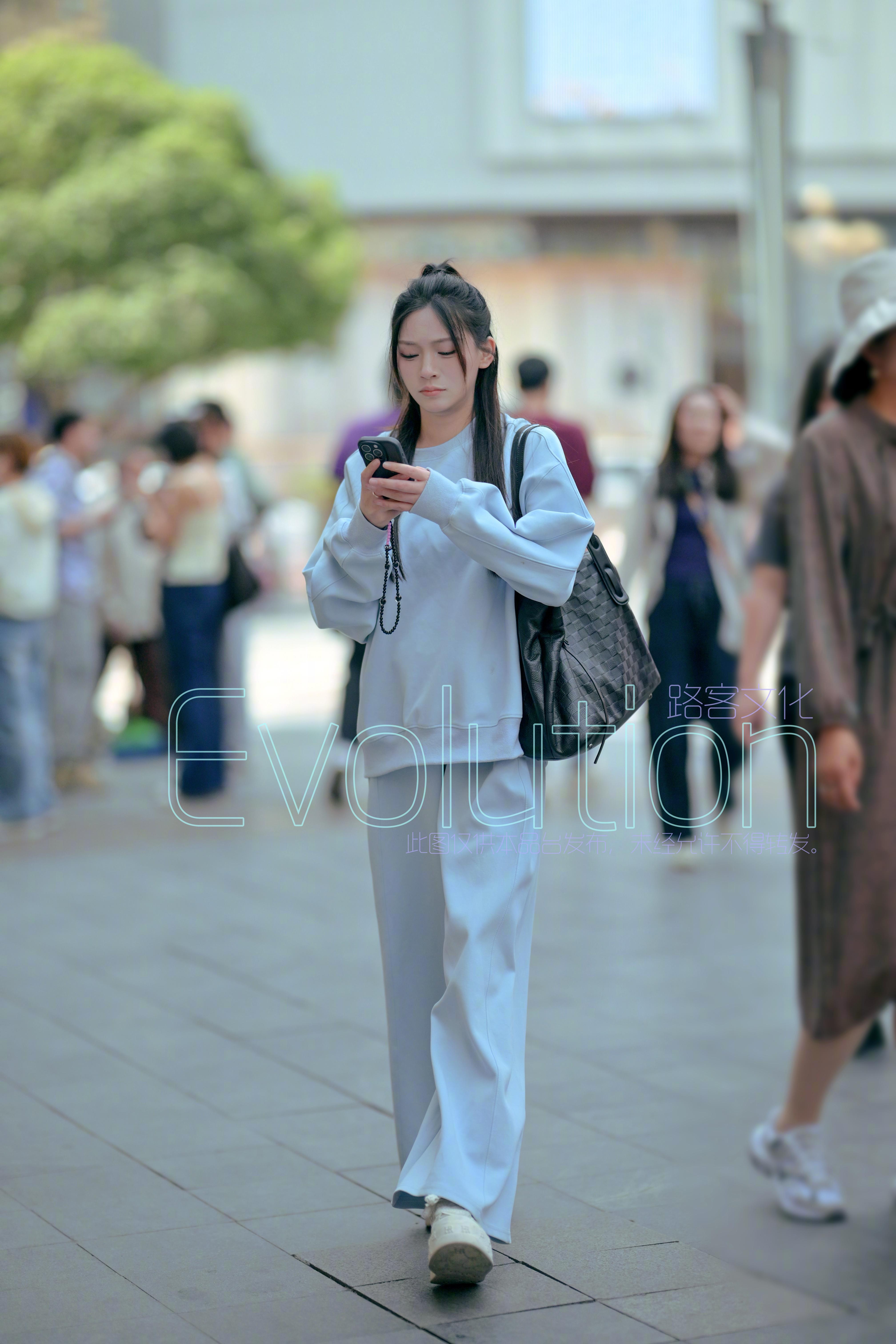 这一身浅灰色休闲装好舒服的感觉 ​​​