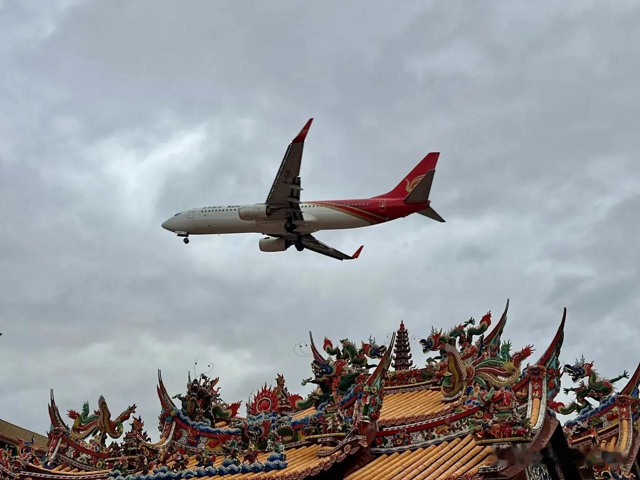
凤凰空中过，
呼啸向前飞。
一睹大鹏容，
二听轰鸣声。
三看群英荟，
四喜庆国
