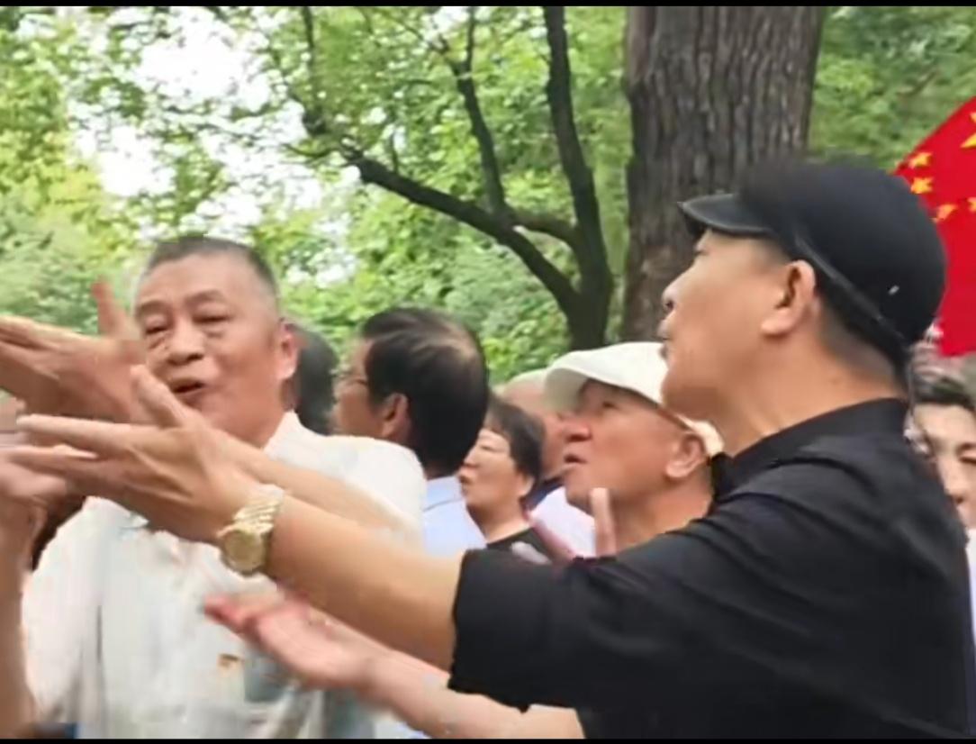 请先看图片。一群六0后们正在表演唱《北京的金山上》，看他们唱的多么欢快和愉悦啊！
