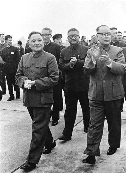 我们深切缅怀中国共产党的杰出政治工作领导者，著名军事家，中国人民解放军开国上将韦