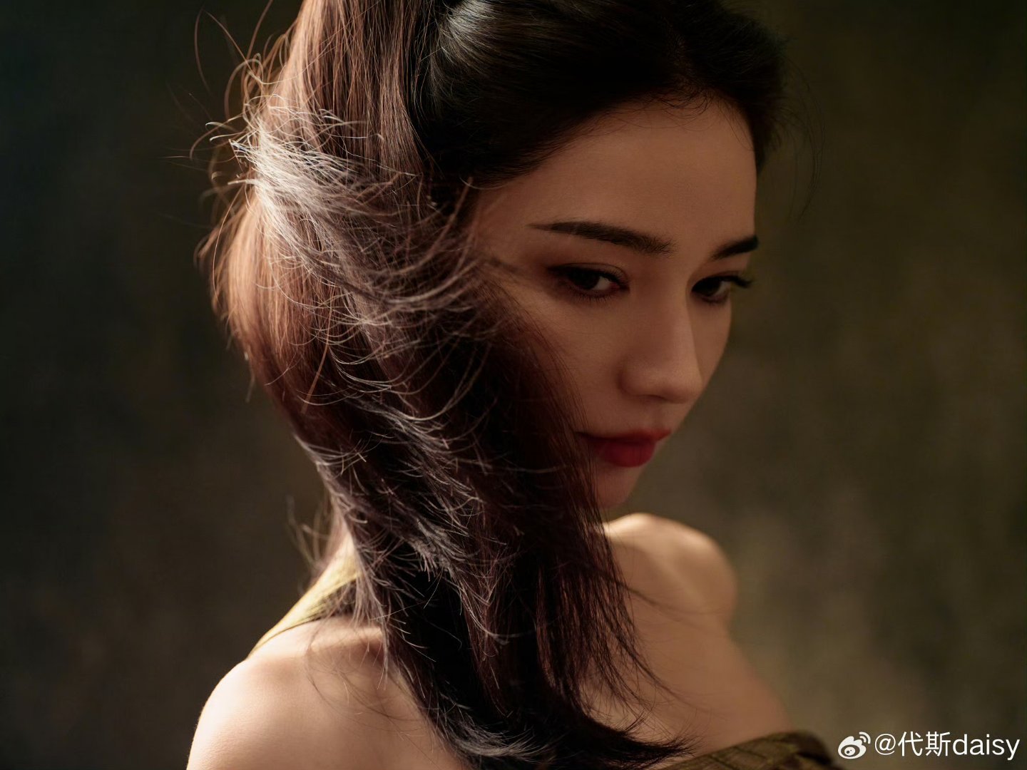 代斯江语晨搂腰好甜谁能拒绝代斯这种浓颜大美人！高鼻梁深邃眼眸自带高级氛围感，下意