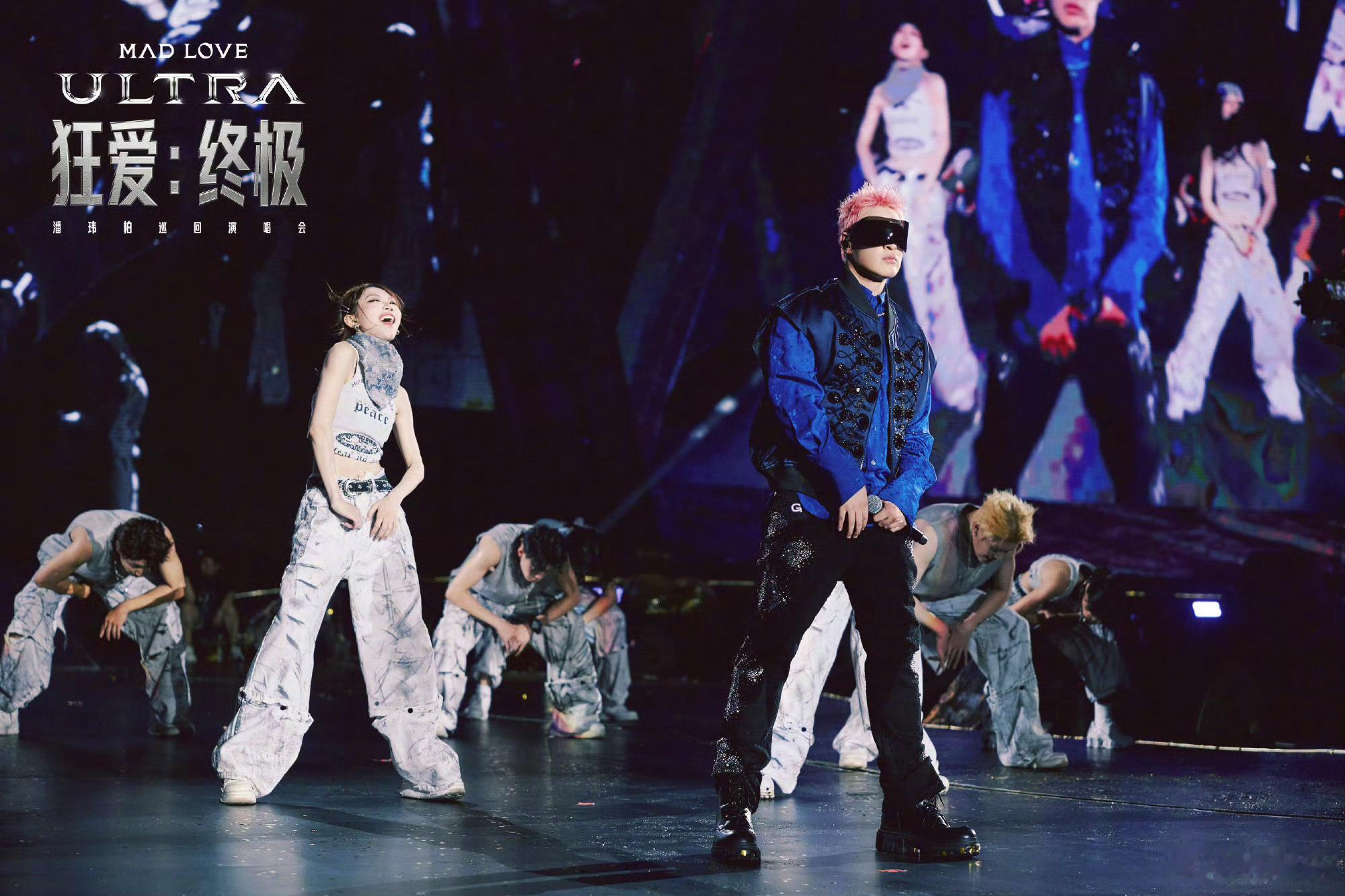 潘玮柏唱歌唱到忘我了潘玮柏演唱会舍不得散场潘玮柏在舞台上唱到忘我，享受和粉丝共处
