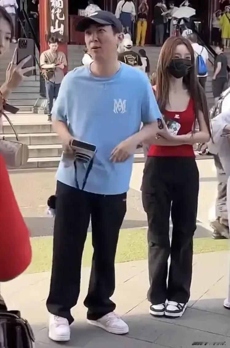 #王思聪# 王思聪网传分手又登上热搜啦❗
有眼尖网友发现懒懒昨天发文，“她需向她