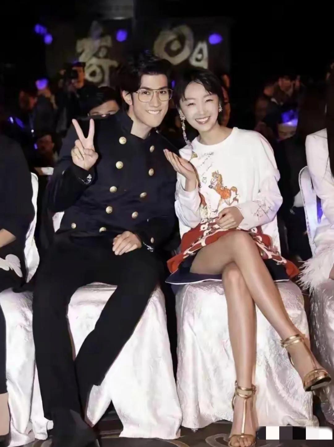 哇哦，镜头中的李治廷胖瘦适宜，文质彬彬，脑袋又长又窄，眉发颇为浓密，可尖尖的下巴