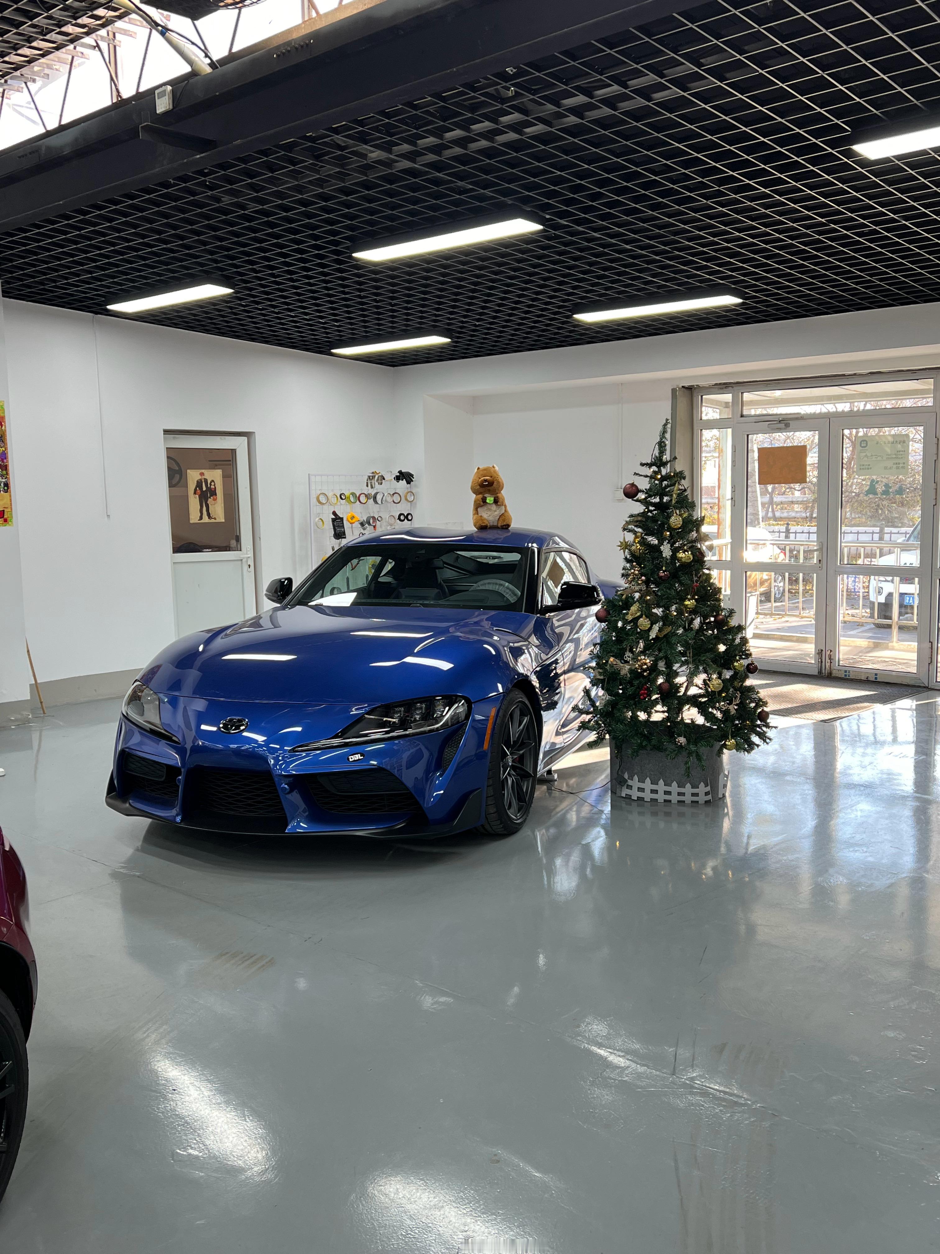 门口弄个圣诞树再给MX-5打扮成圣诞小车 天津·中国天津自由贸易试验区