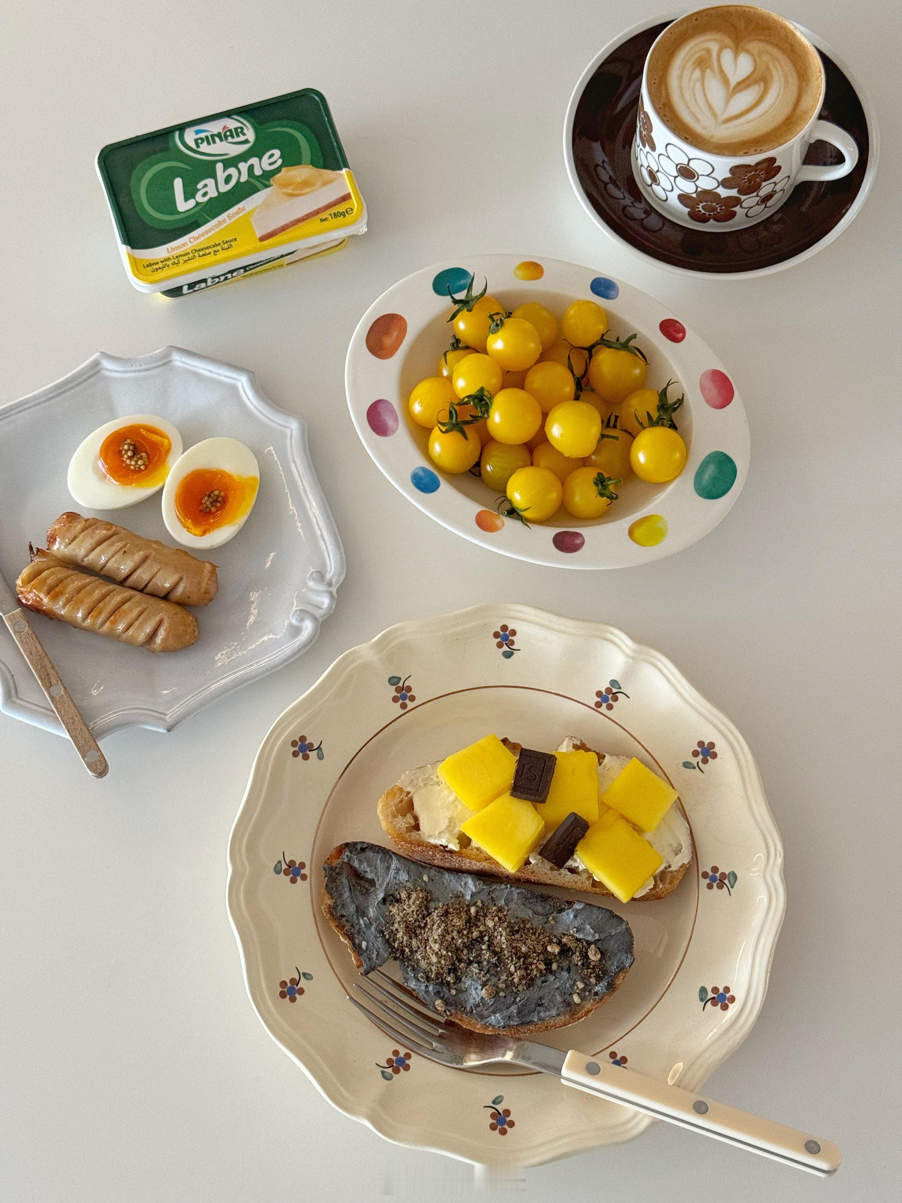 今天的早餐：乳酪开放式三明治+爆汁肉肠+溏心蛋+小黄柿番茄+咖啡拿铁。乳酪真的是