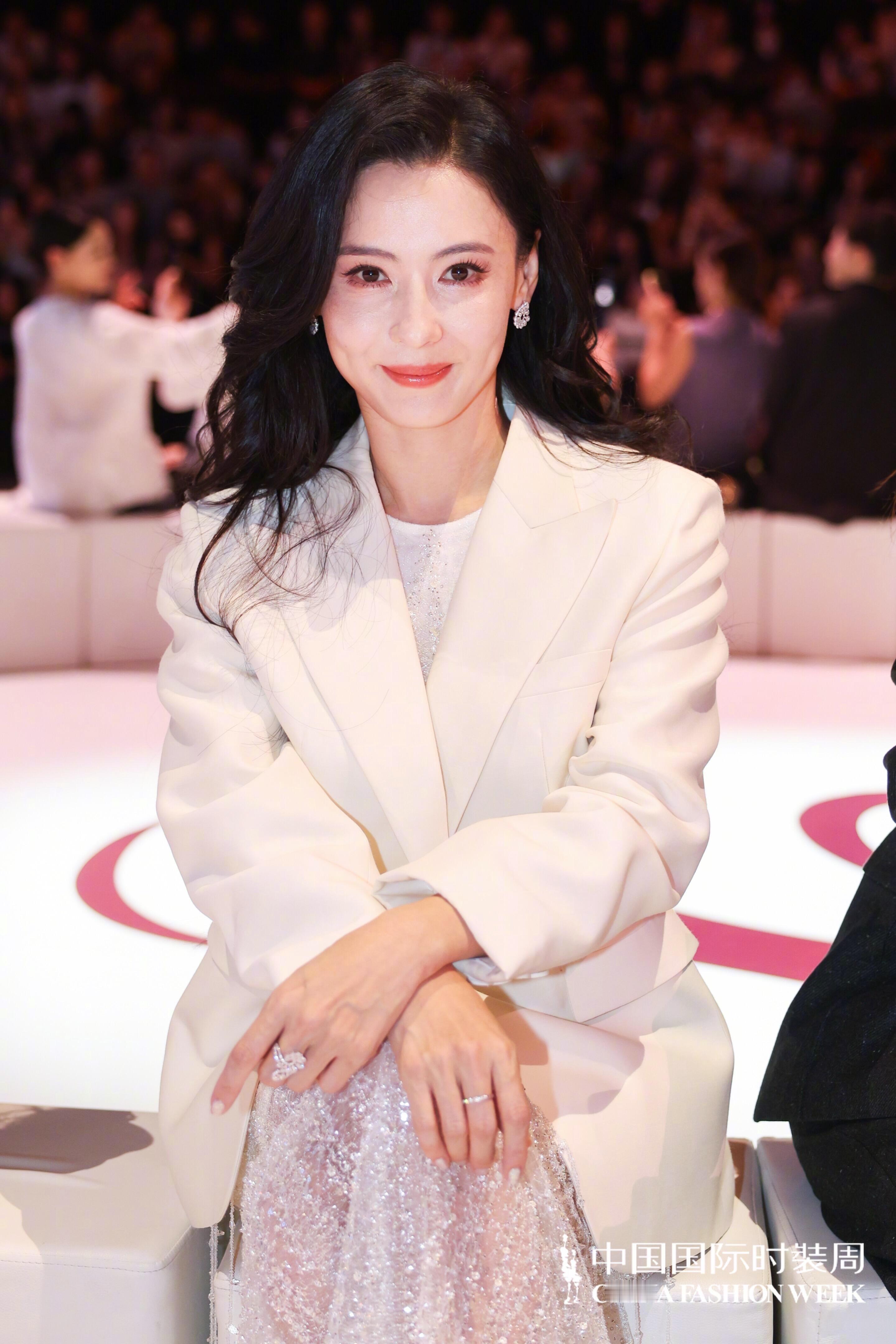 宋佳张柏芝同框看秀 两位女神的状态都太好了[憧憬] ​​​