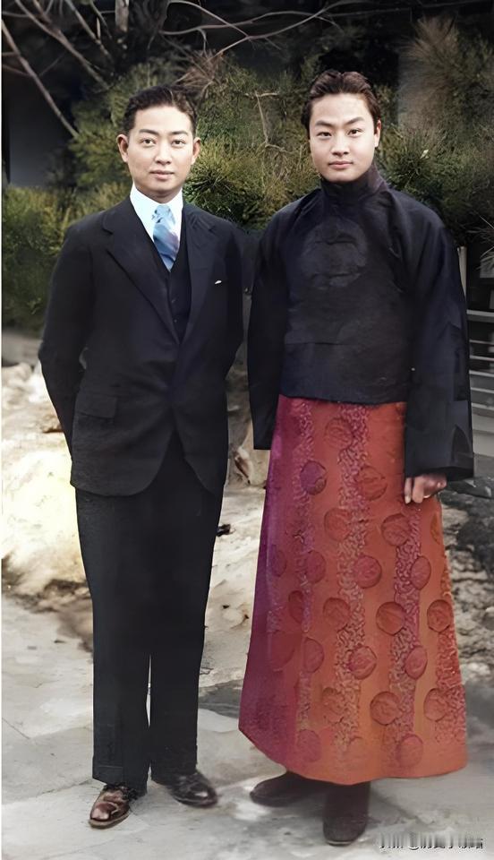这张照片是京剧两大流派宗师同框，左边是身着西装的梅兰芳，右边是保留「传统艺人」装