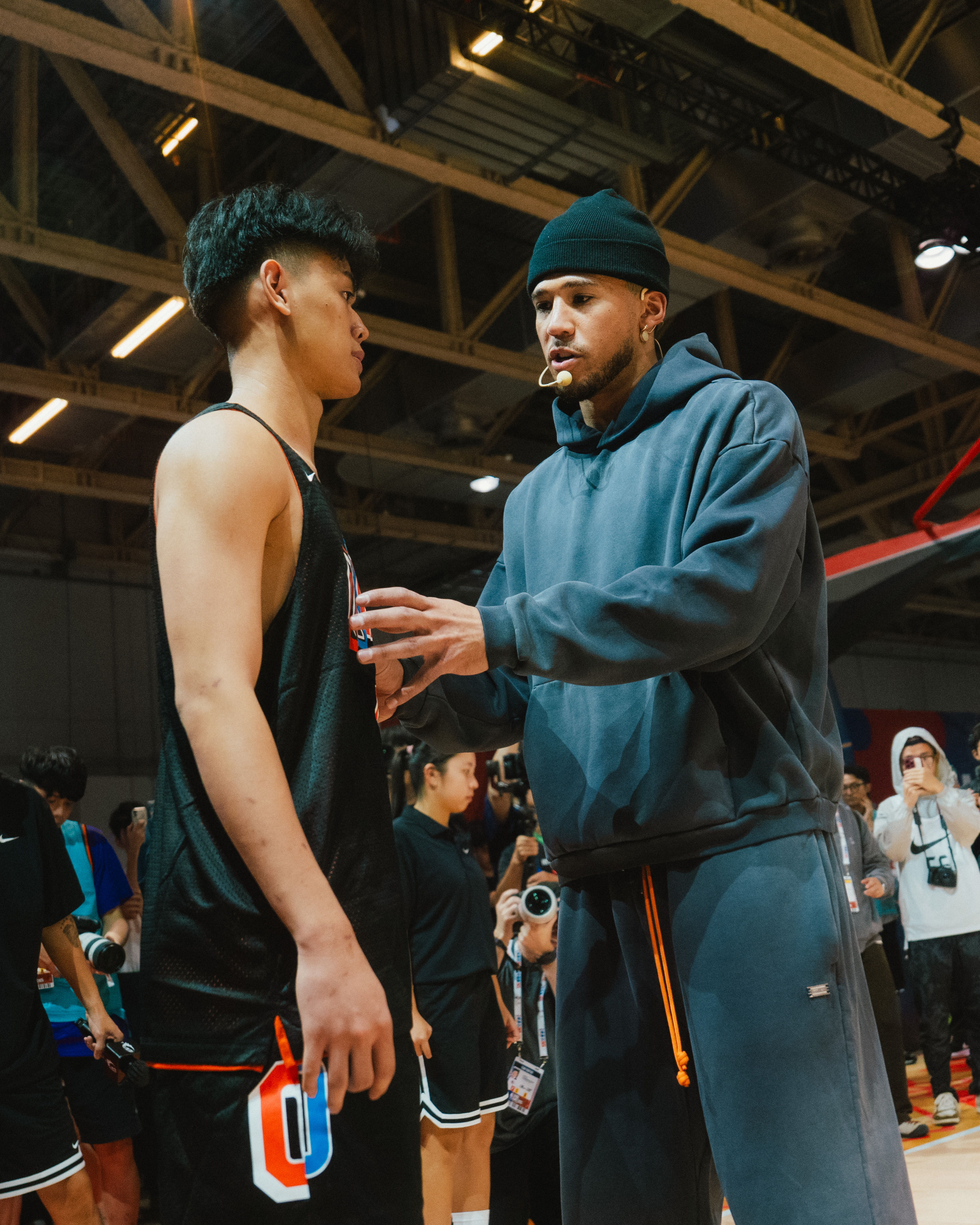 NBA中国赛2025澳门NBA中国赛间隙，太阳队当家球星德文-布克和传奇球员肖恩