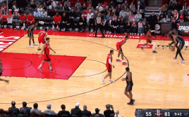 文班亚马“隔扣”申京！
北京时间12月12日，马刺与火箭的比赛进行至第3节5分4