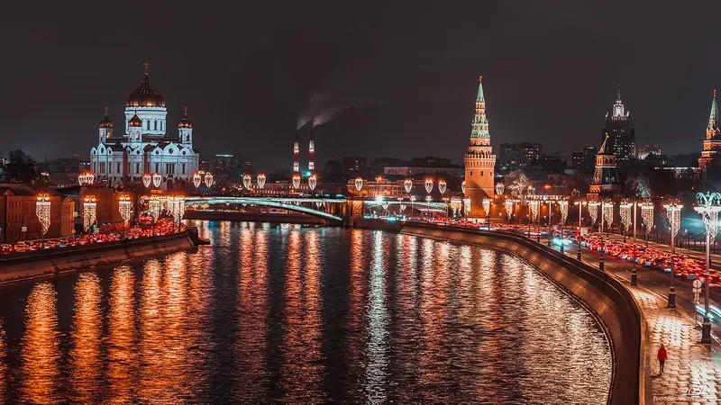 10月27日夜空，莫斯科出现神秘绿光，划破长空如同宇宙级烟火，究竟是何方神圣？