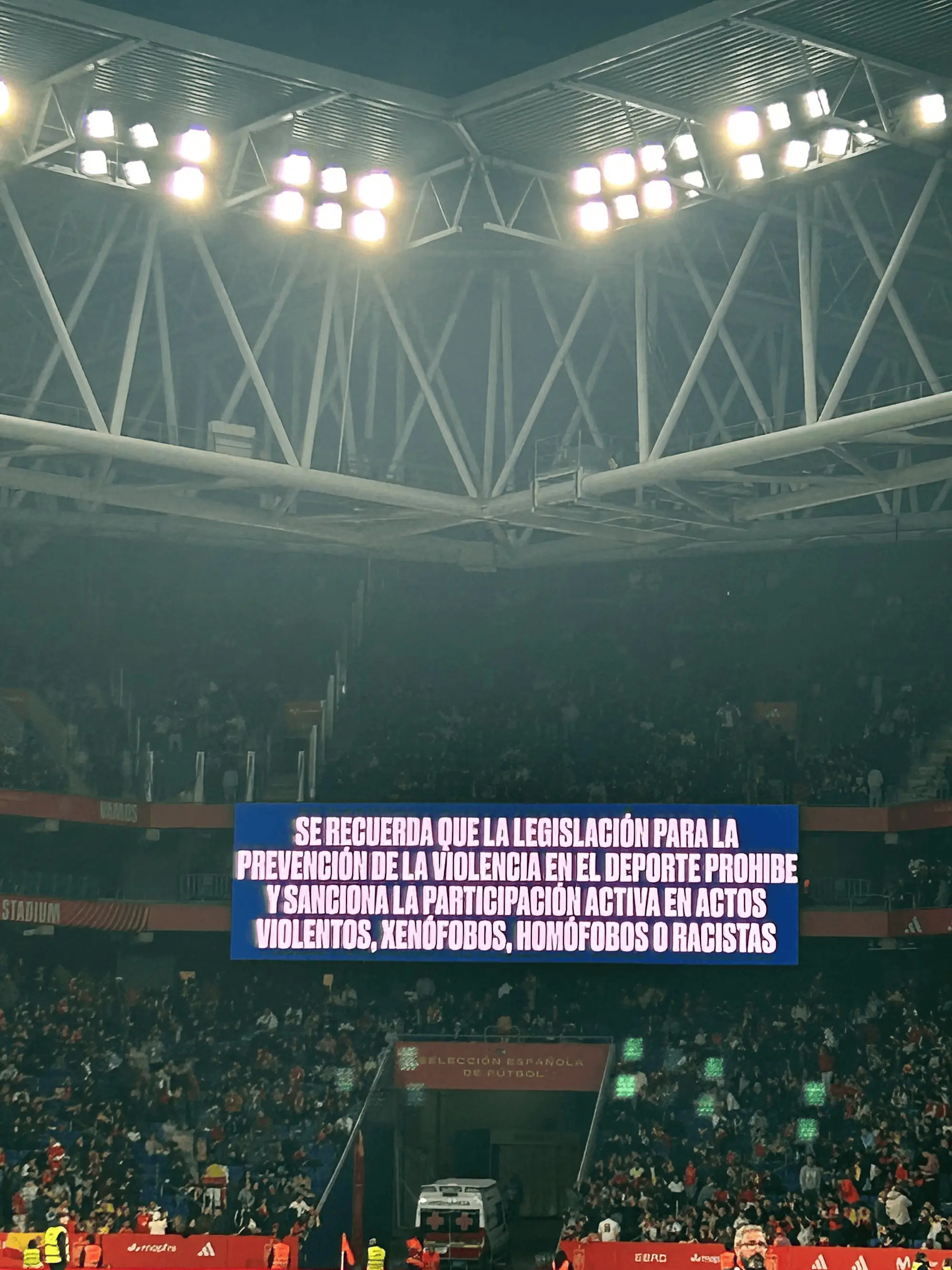 【嘘埃及国歌+歧视性口号】西班牙对阵埃及友谊赛中，看台上出现了负面一幕。比赛开始