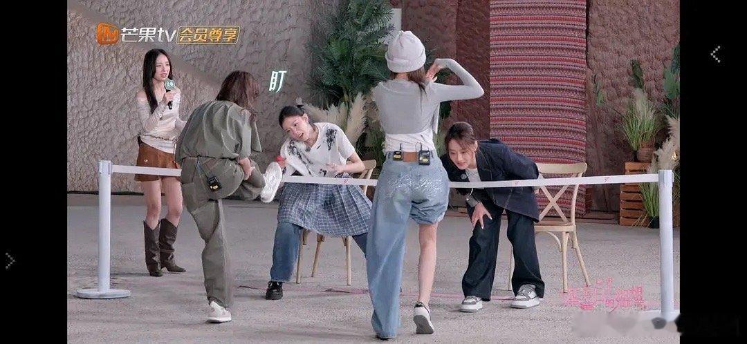 陈德容对着吴宣仪的腿大喊“一辈子对你好”[doge]起初人们都以为这是一句玩笑话