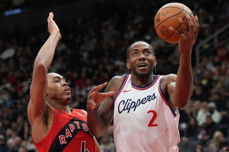 Haynes：小卡感到左膝不适，提前结束客场之旅返回洛杉矶接受治疗！球队周四返回