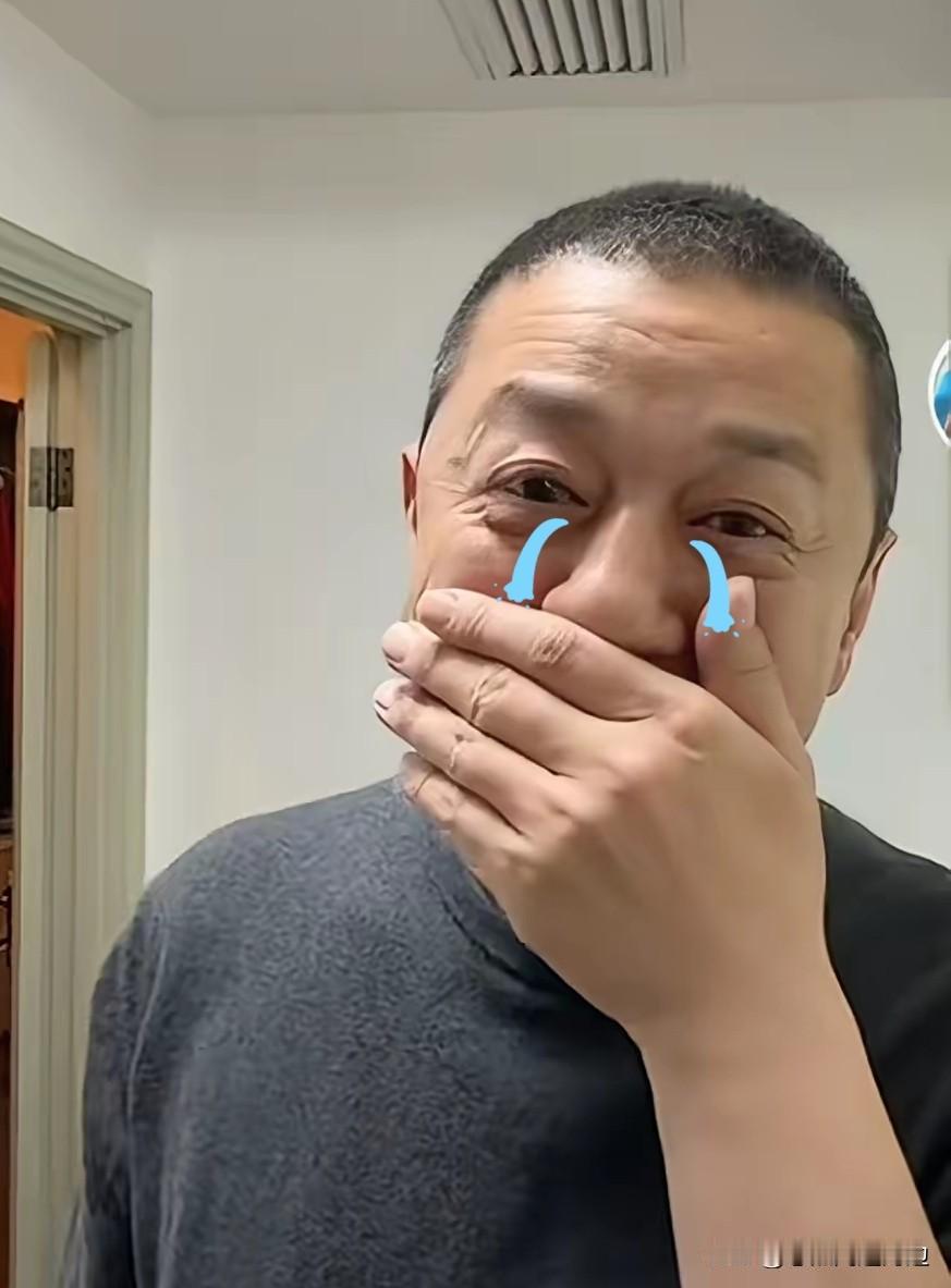 李亚鹏感动落泪了
李亚鹏称：前几天嫣然儿童医院在香港做了一个募款的活动，只募了4