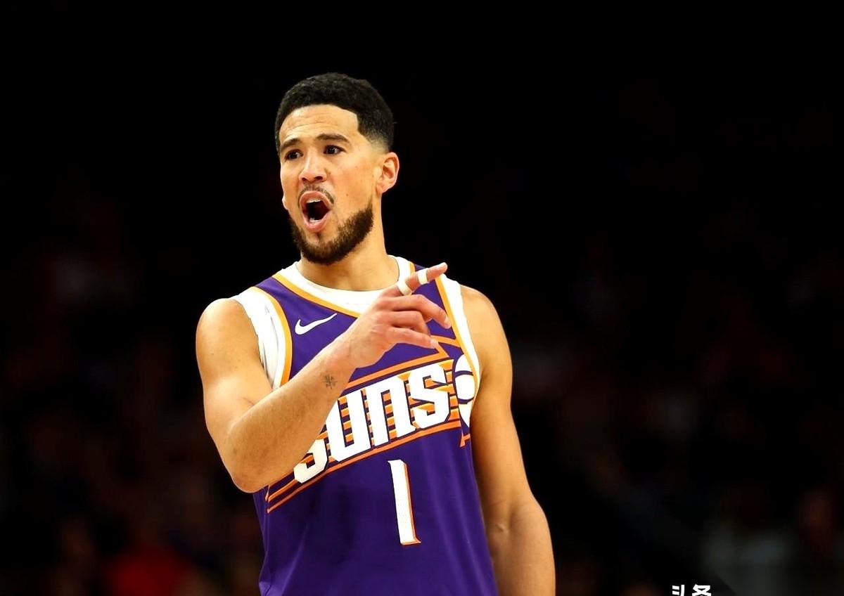 84比119，太阳在俄克拉荷马客场整整输掉了35分。
赛后的数据单上，布克和亚历