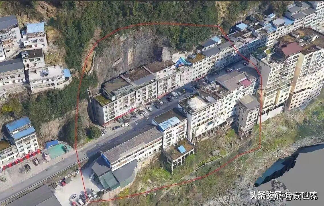 真心佩服重庆市彭水县城居民的勇气和魄力，顺着山脚修整边坡，在乌江两边狭窄的谷地上