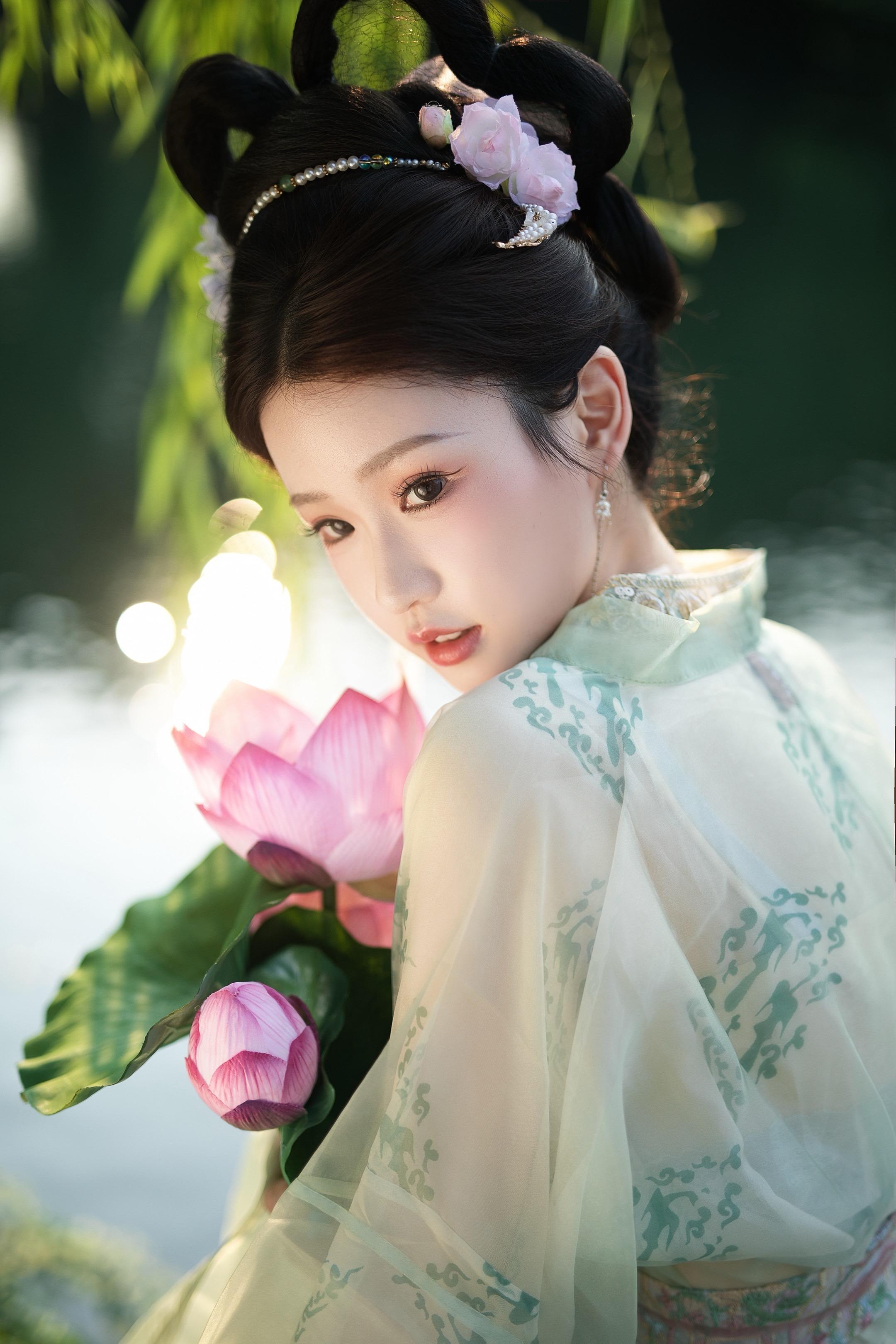 芙蓉不及美人妆。