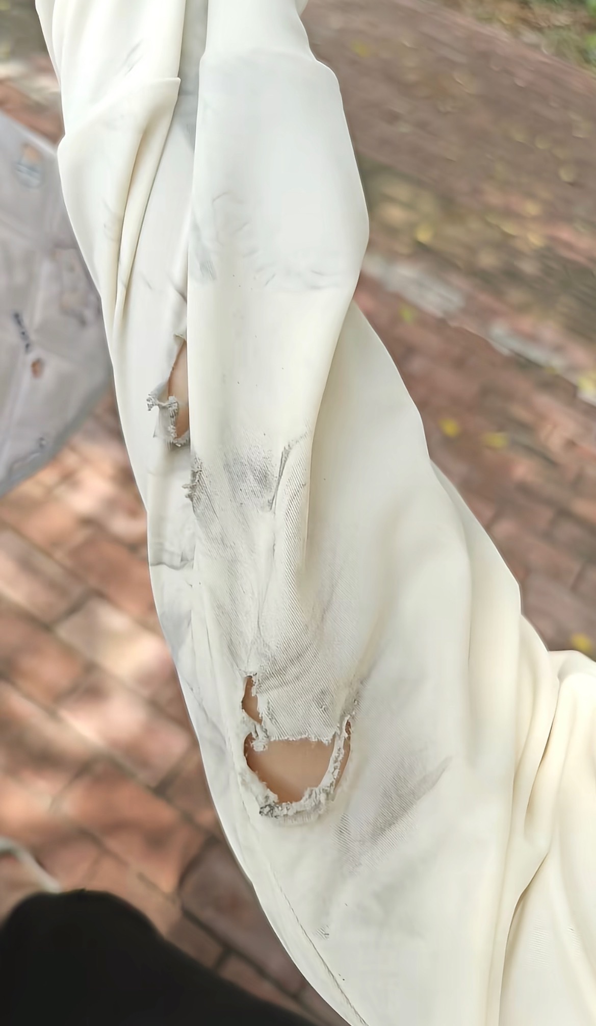 【南宁某商业广场女子骑车摔倒衣服都破了】近日，网友爆料称：广西南宁某商业广场(零