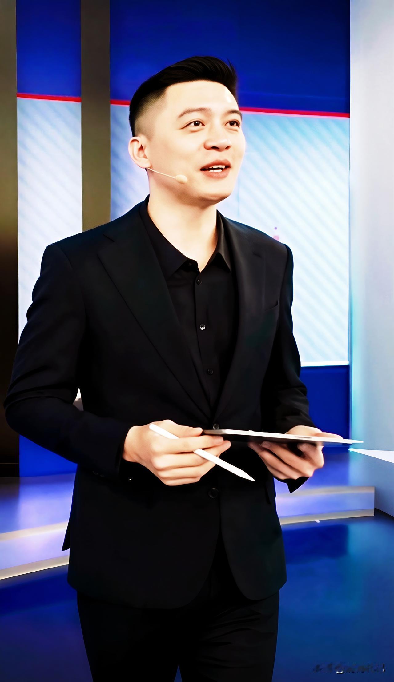 杨鸣解说：湖人VS火箭

杨鸣，将湖火对决的攻防博弈、新老碰撞讲得透彻鲜活，战术