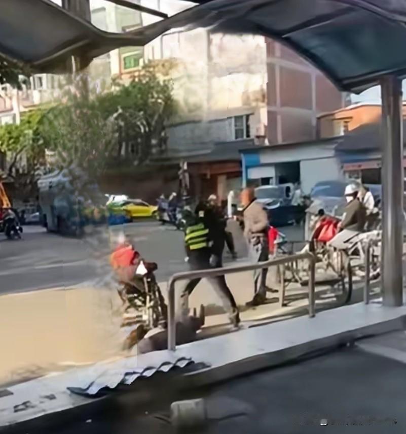 城管推倒老人后遭停职，可老人已不幸离世：停职之后，该如何告慰生命？

停职，远不