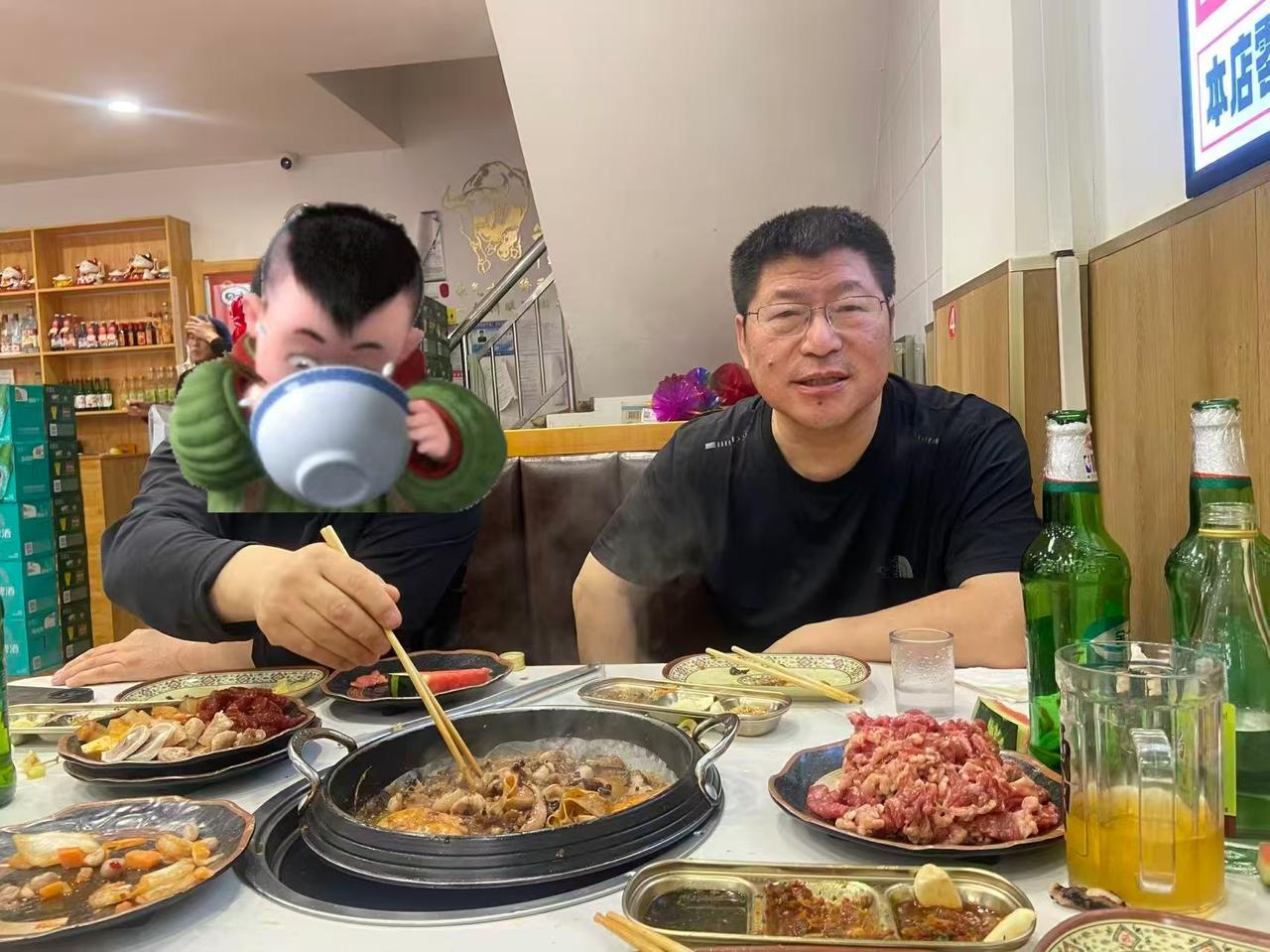 昨晚有人请我吃饭，我不假思索就答应了。但突然想到，到场必须喝酒啊！因为我们喝酒，