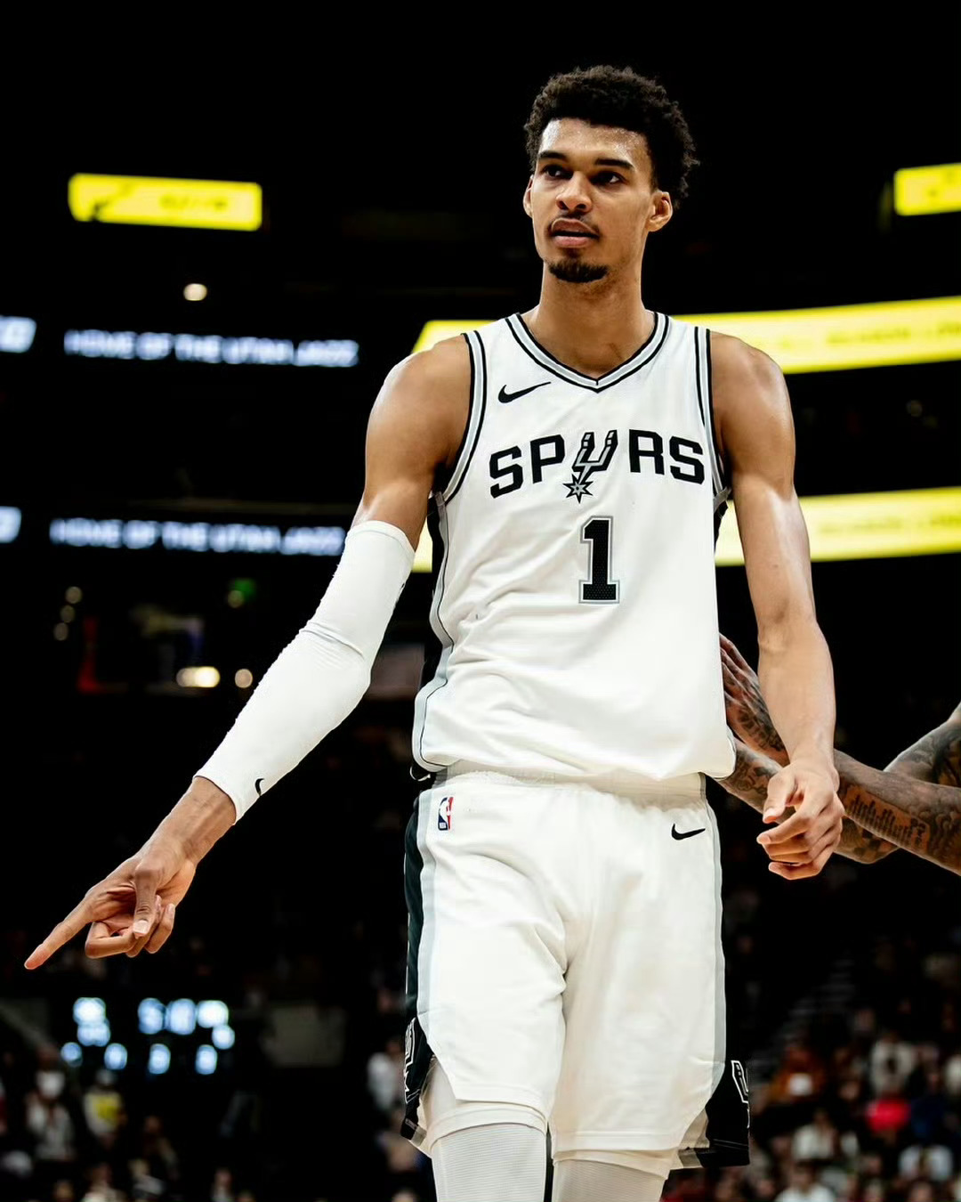 文班亚马今日对阵热火27分18篮板6助攻5盖帽，率队豪取五连胜！！！！新赛季篮不