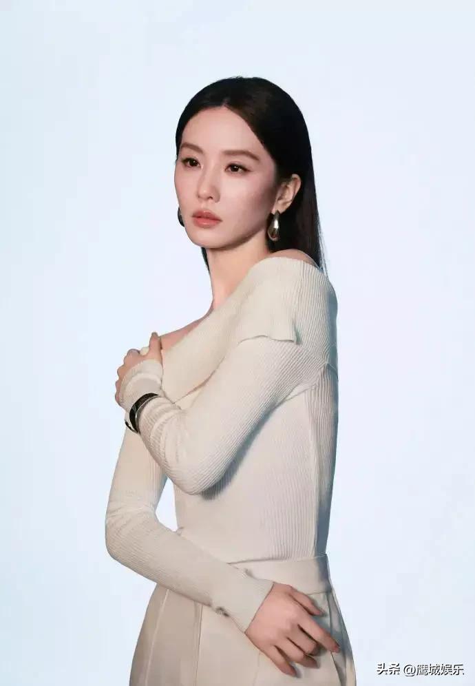 刘诗诗新曝光的时尚大片，再次印证了她的时尚驾驭力。一袭紫色抹胸长裙，在慵懒随性中