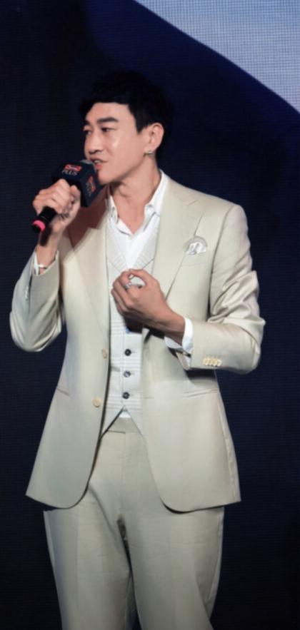 型男本男帅爆了正装三件套对男性身材要求极高再加上这个颜色很难有人能驾驭