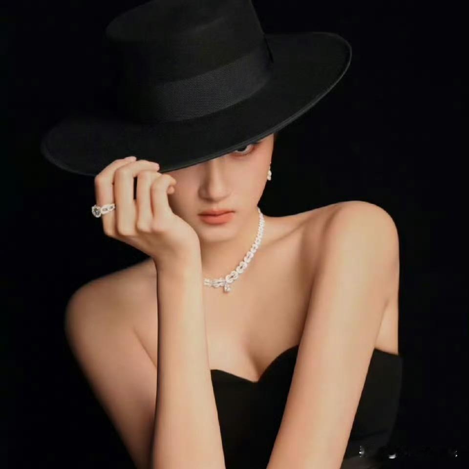 2026年1月19日，关晓彤在时尚之夜红毯上以一顶黑色圆顶礼帽惊艳亮相，首次解锁