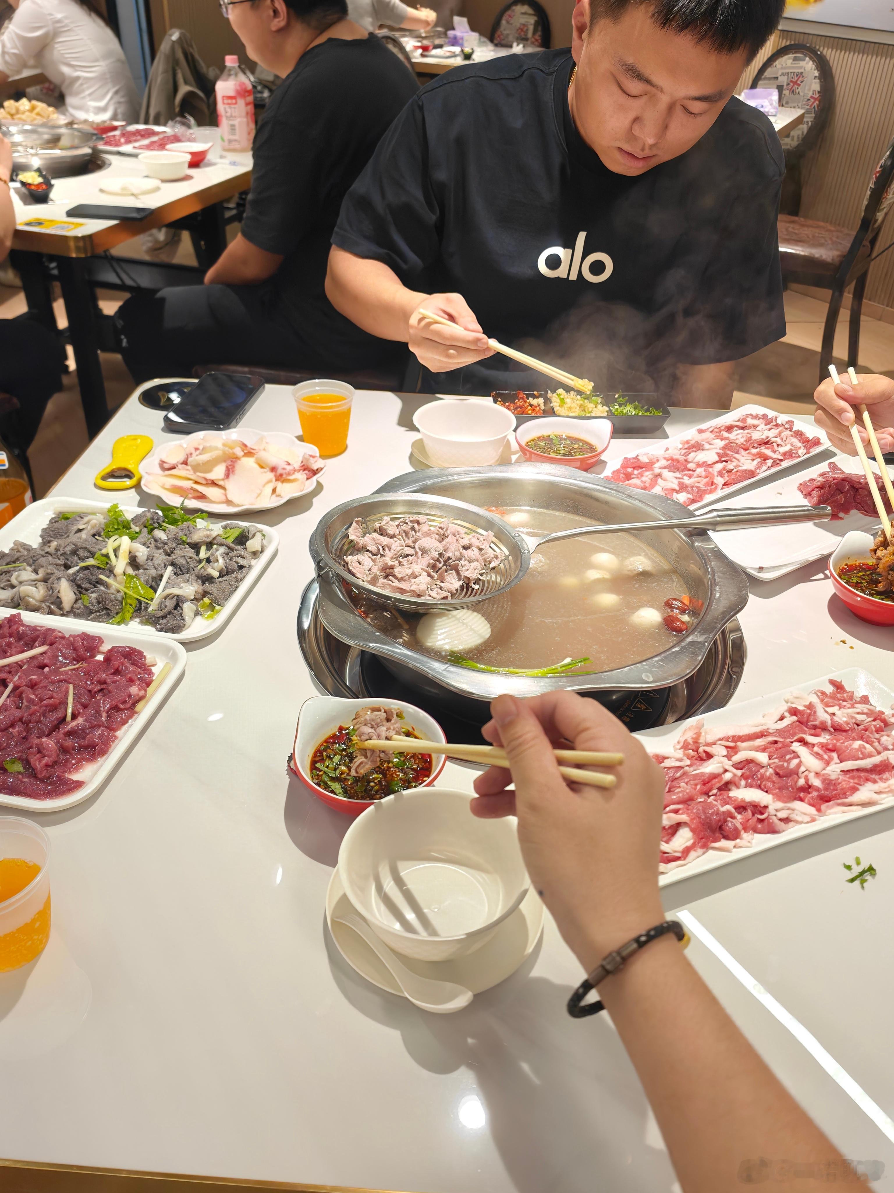 最近迷上了潮汕牛肉 确实很爽 原来是很喜欢吃很辣的那种川系火锅 很多爱好都会随着