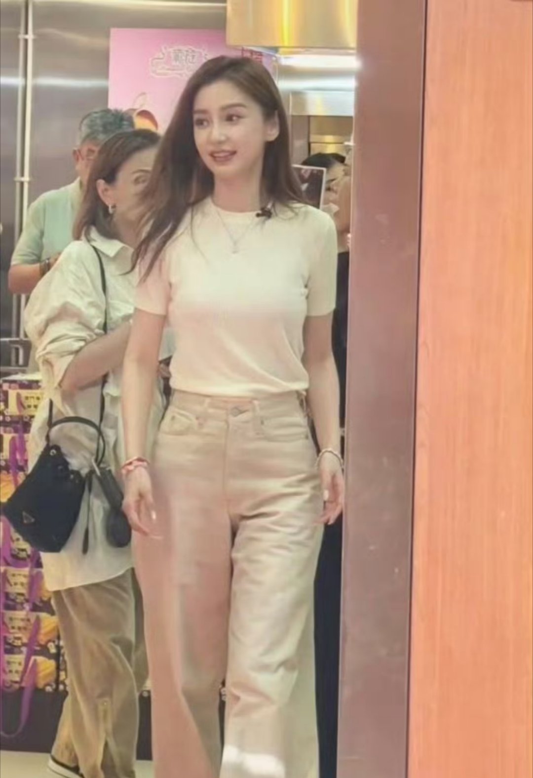 偶遇angelababy和闺蜜逛街我也想偶遇女神[给你小心心]，不过私人行程就不