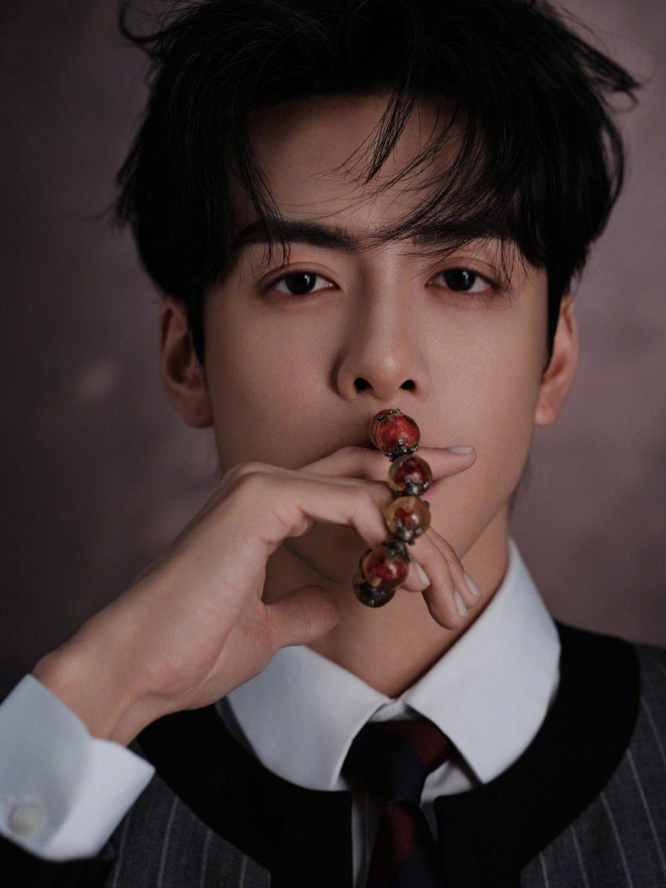 曾舜晞追剧团带着十二念佛珠 今日参加月鳞绮纪 追剧团活动还带上了法器佛珠！剧中武