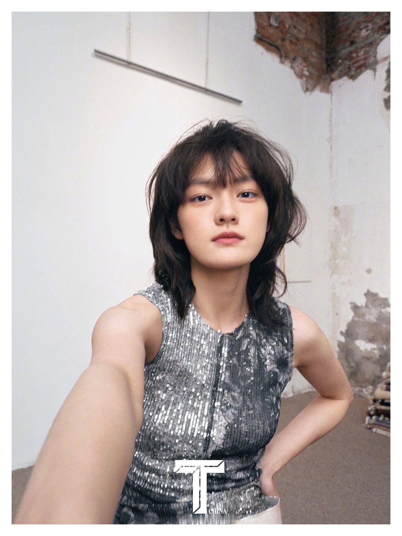文淇  T Magazine中文版七月刊封面人物，以“自拍”的视角拍摄大片，随性