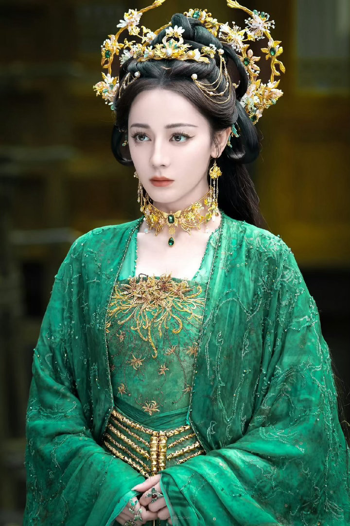 迪丽热巴是不是90🌸第一个唯一的有一番影视剧双破亿的演员 