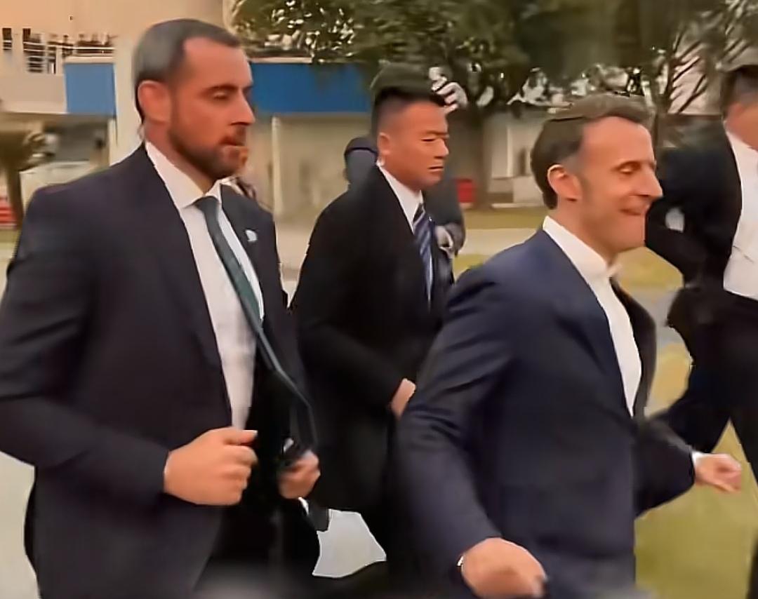 马克龙成都一行简直赚翻了，赢麻了。
当他小跑着奔向等着见他的四川大学师生时，他心