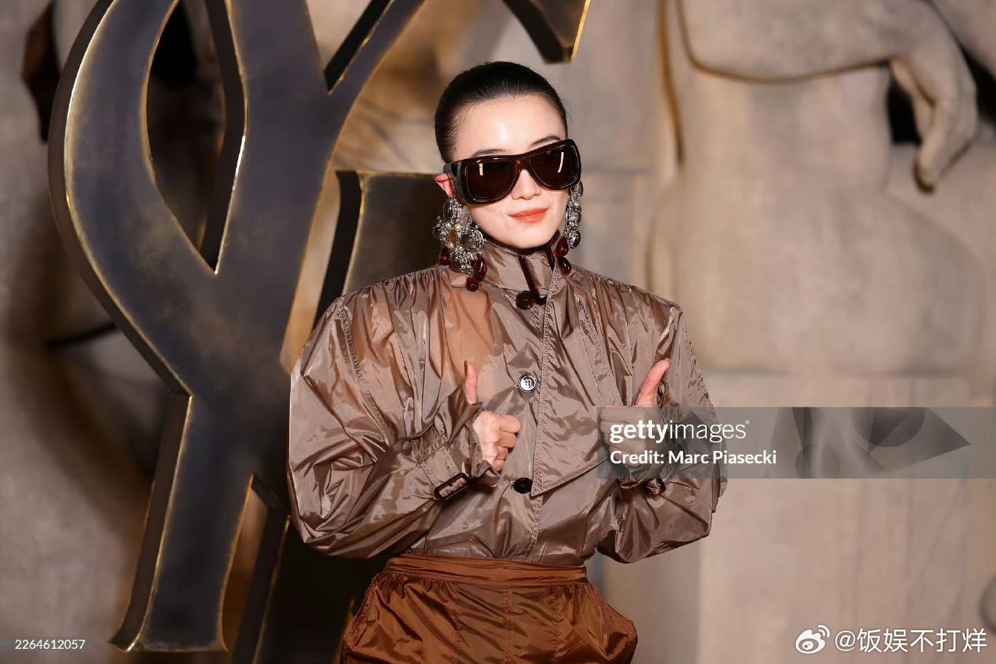 宋佳G社镜头 哇哦！宋佳在G社镜头里的巴黎造型太绝了！细高跟让她走路都带着风，宽