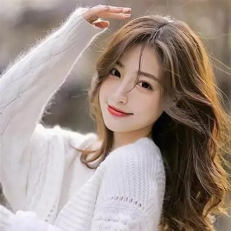 温柔微笑，冬日暖阳下的少女少女感微笑女孩 温柔美少女 少女的笑容 美少女的微笑 