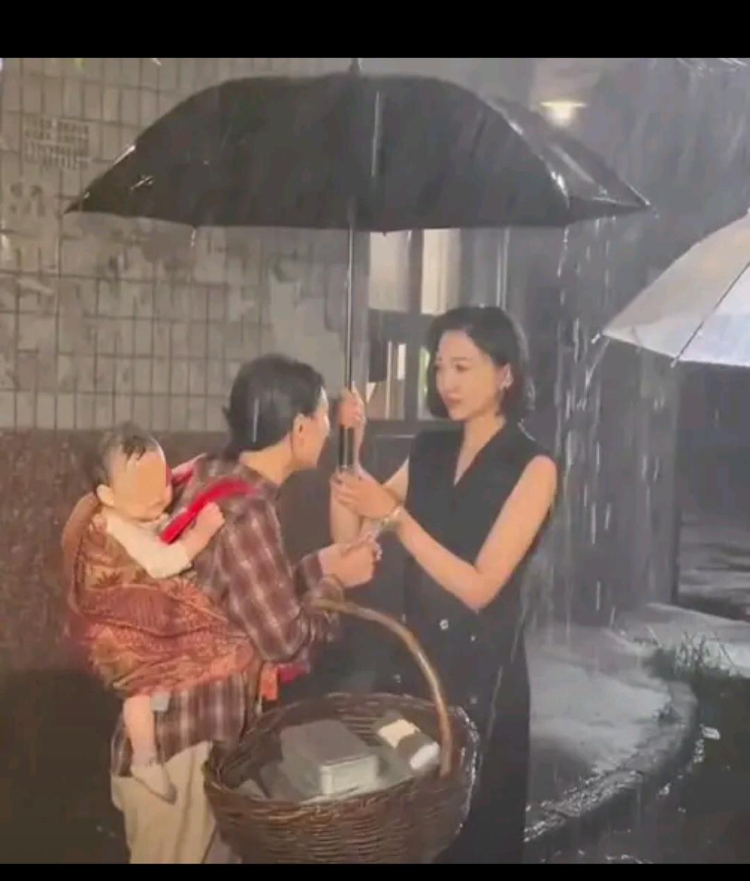 800元片酬换婴儿淋半小时暴雨？短剧乱象该刹车了！
 
深夜片场，洒水车制造的瓢