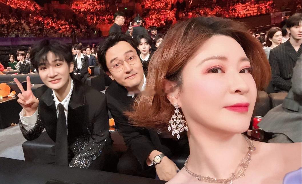 杜华预制世界杯妆容艺笔封神 杜华在艺笔封神里相中大力神杯妆造，说要预制到世界杯半